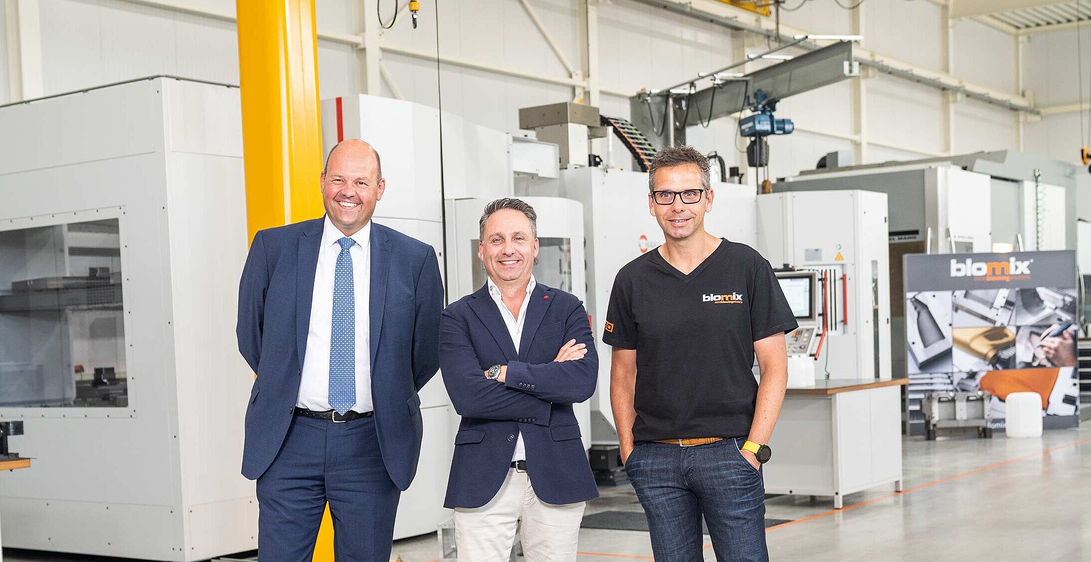 Von links: Geert Cox, Managing Director Hermle Nederland B.V., Luuk Beenders, Geschäftsführer Blomix B.V., und Marco van den Heuvel, Operations Manager bei Blomix B.V.