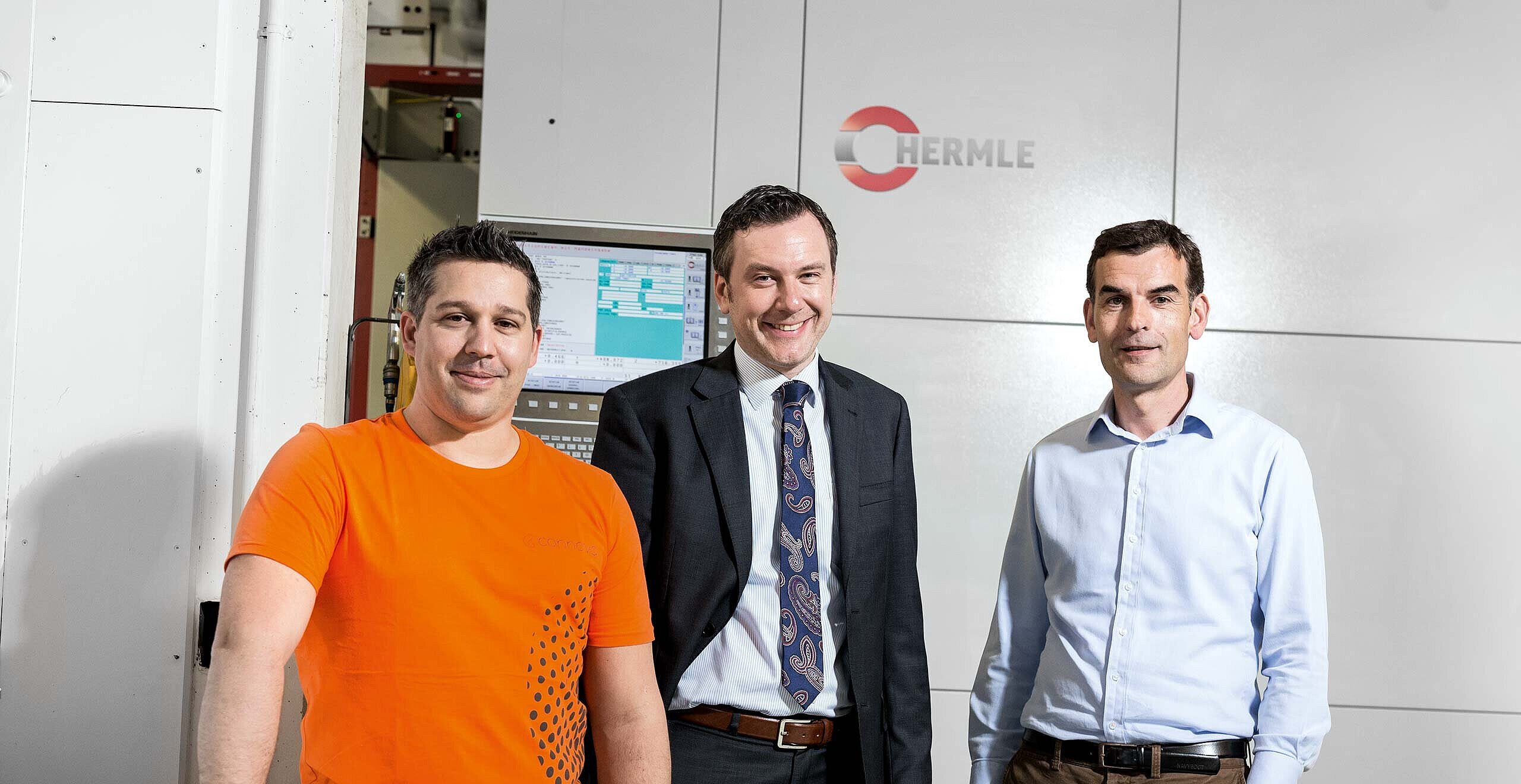 Von rechts nach links Jon Andri Jörg, CEO von Connova AG, Christian Simon, Gebietsverkaufsleiter der Hermle (Schweiz) AG, und Philipp Folghera Leiter CNC-Fertigung bei der Connova AG
