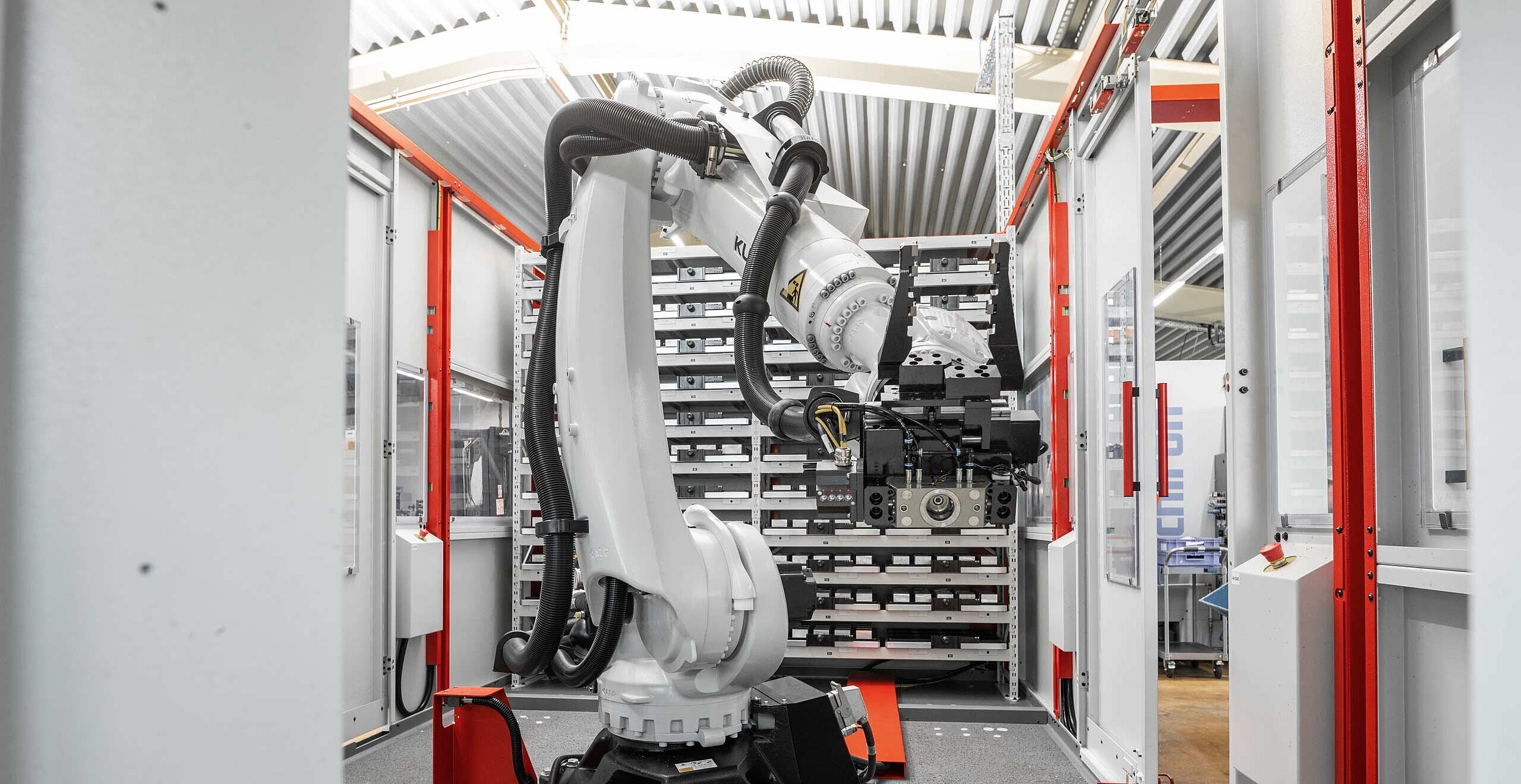 Robotersystem RS 2 in der Draufsicht, bestehend aus dem Roboter mit Greifer sowie den links und rechts angeordnete Palettenplätzen