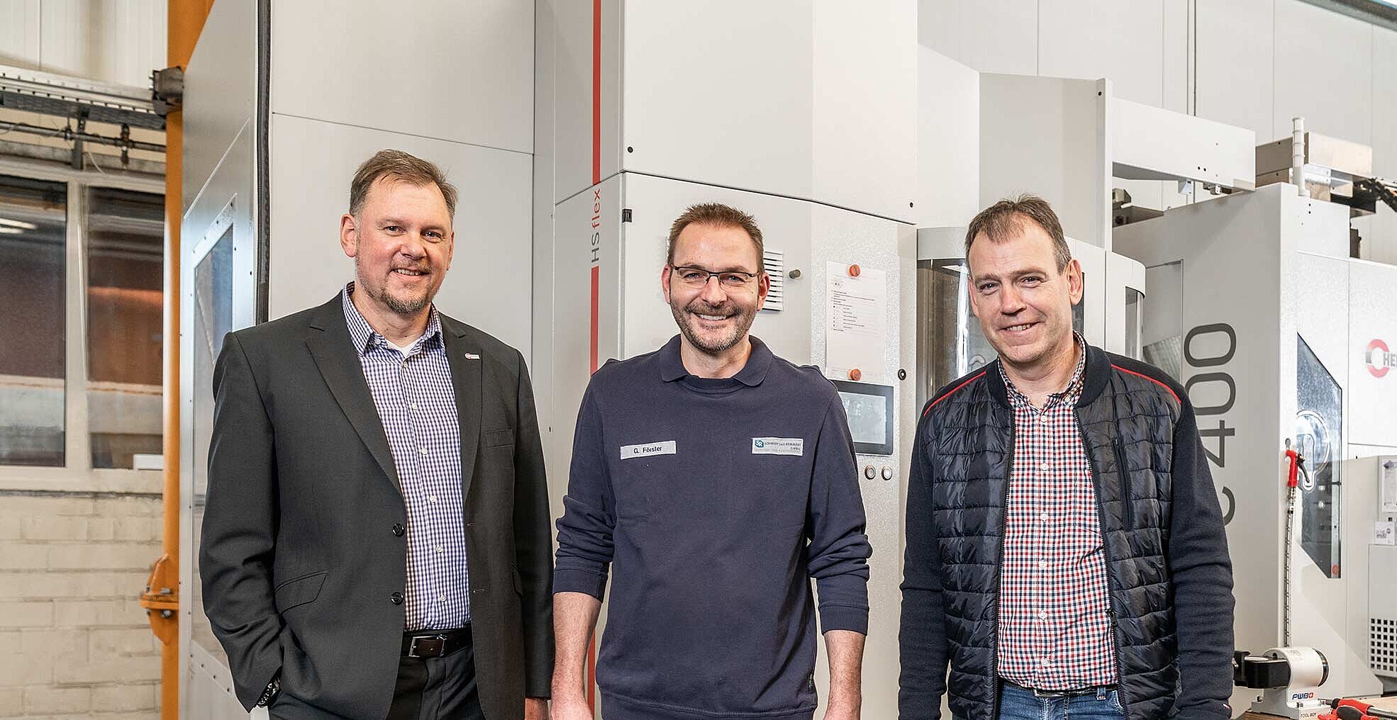 Andreas Härtter (Hermle + Partner Vertriebs GmbH), Giacomo Förster (Bediener der C 400 U) und Dirk Schmidt (Geschäftsführer der Schmidt und Remmert GmbH)