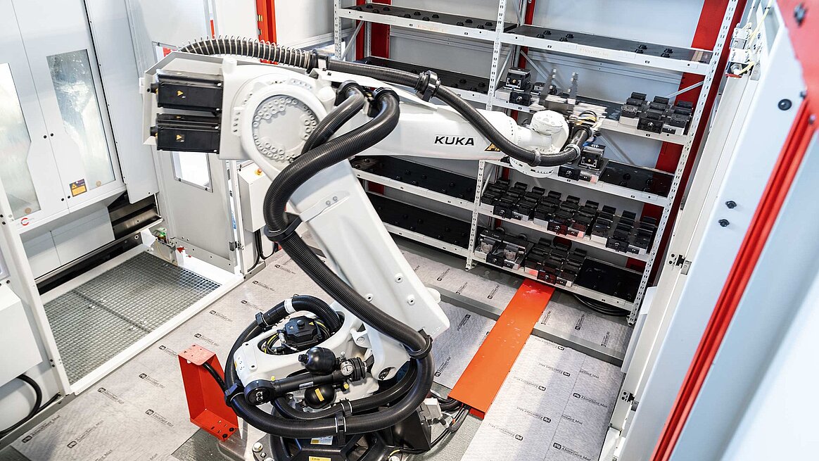 Der RS2-Roboter von Hermle lagert die Matrizen mit den Rohlingen in ein Speichermodul