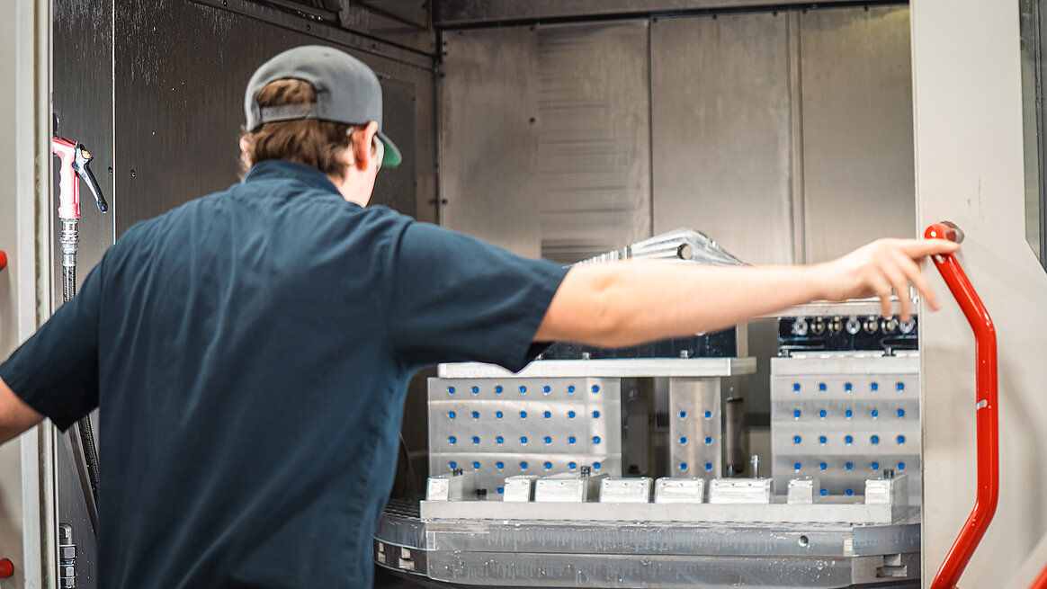 Der Maschinenbediener der HERMLE C62 prüft ein Flugzeugbauteil bei Seyer Industries.