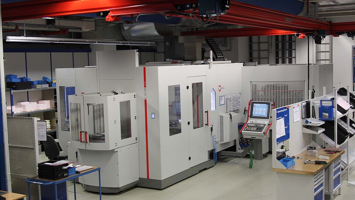 The new milling system consisting of a C 42 U 5-axis CNC high-performance machining centre with additional tool magazine and 3ßfold pallet changer 