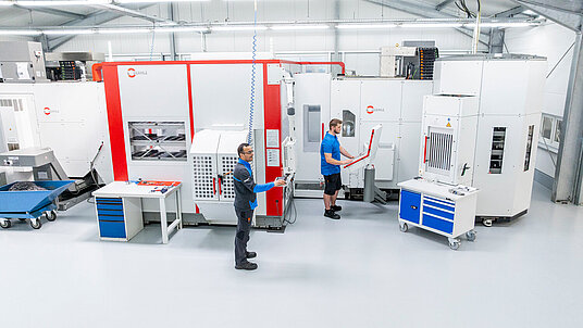 CNC-Welcker baute eine neue Halle für das Robotersystem RS 2 mit zwei adaptierten C 32 U von HERMLE. 