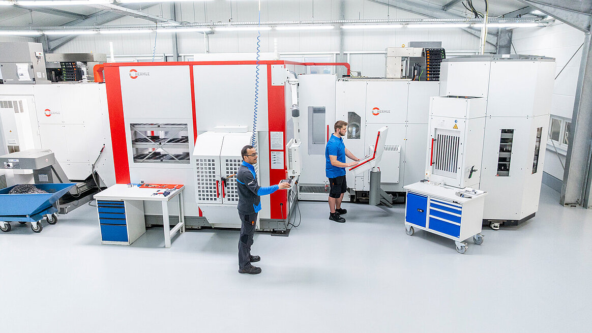 CNC-Welcker baute eine neue Halle für das Robotersystem RS 2 mit zwei adaptierten C 32 U von HERMLE. 
