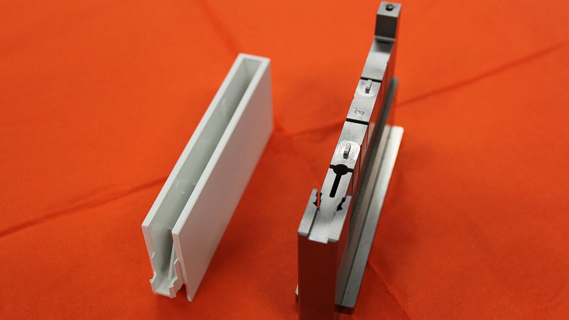 the complexity of a tool insert in the temperature-controlled tool system for continuous cooling during the manufacturing of functionally-integrated, high-quality cover flaps