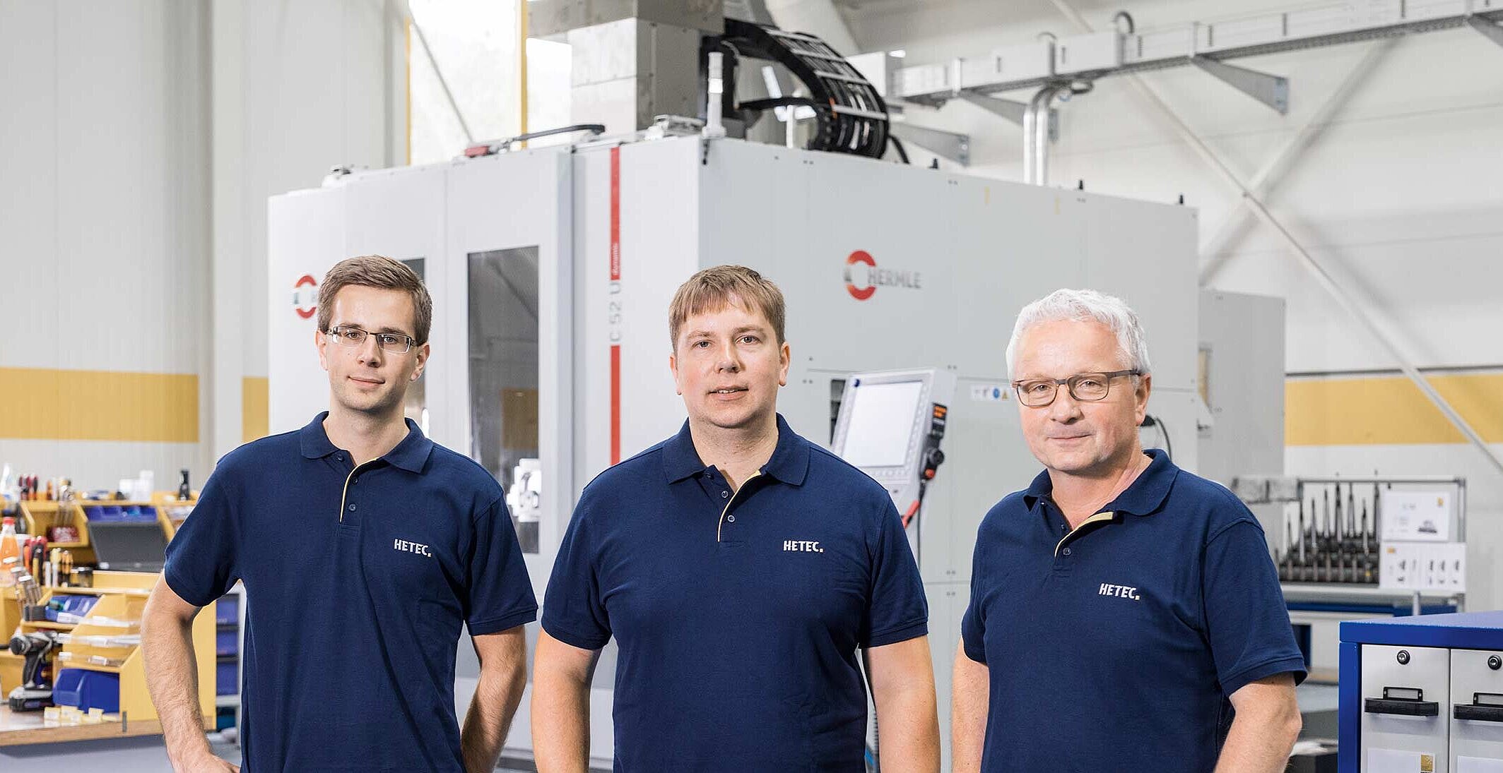 Friedhelm Herhaus, Geschäftsführer, Christoph Schneider, Gruppenleiter Frästechnik, und Tom Herhaus, Anwendungstechnik/Bediener, alle vom Zerspanungstechnik-Dienstleister HETEC GmbH