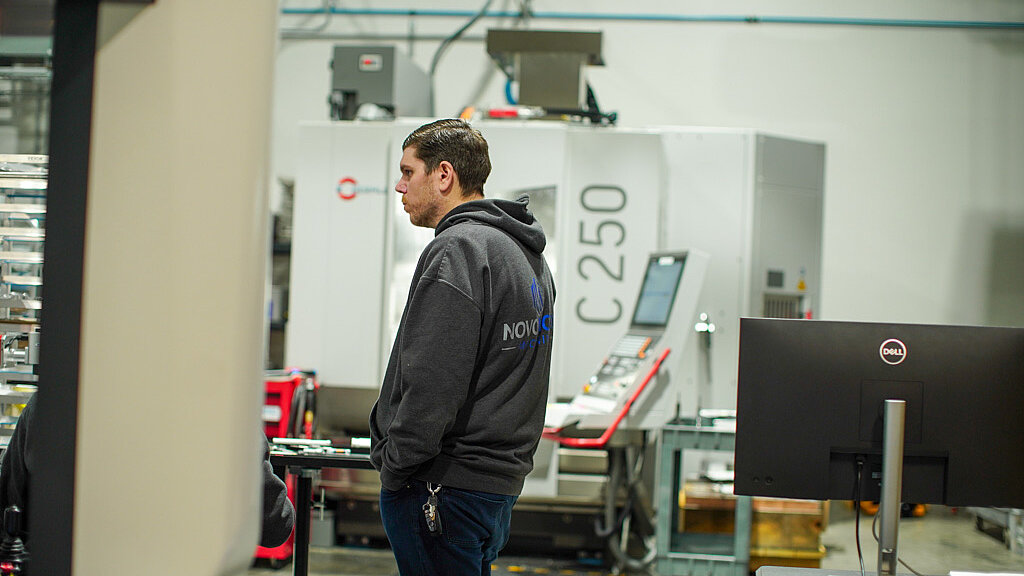 Novo Modo, ein Präzisionsfertigungsbetrieb mit Sitz in Mount Vernon, Washington, hat eine effiziente Umgebung mit HERMLE CNC-Maschinen und passenden Koordinatenmessmaschinen pro Zelle aufgebaut.
