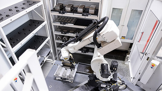 Thanks to the HERMLE robot system RS 1, HEIM now operates around the clock, unmanned and flexibly, while reducing part costs and throughput times.