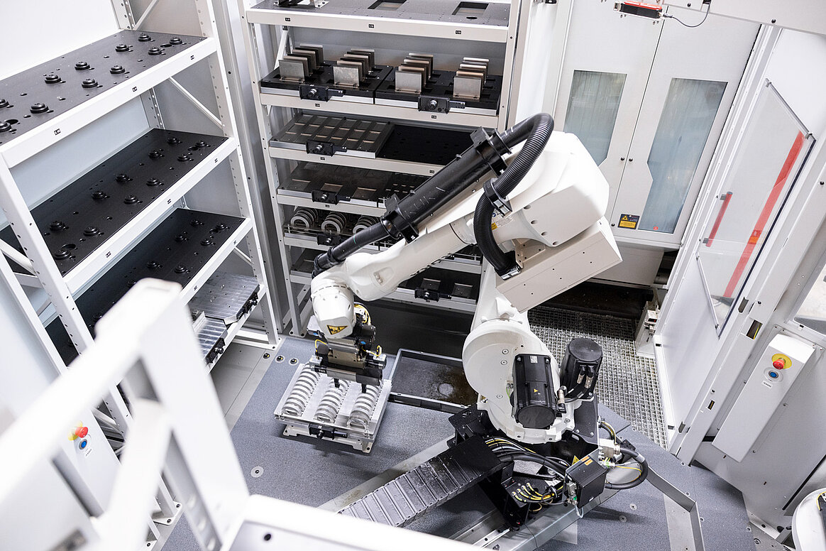 Thanks to the HERMLE robot system RS 1, HEIM now operates around the clock, unmanned and flexibly, while reducing part costs and throughput times.