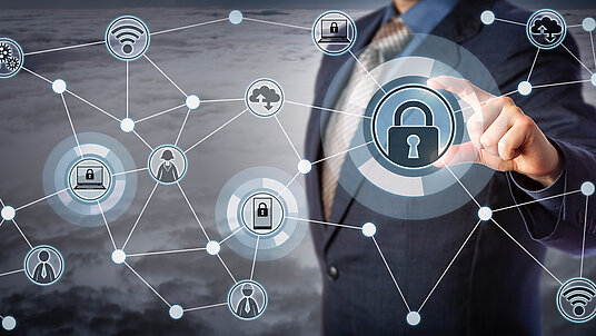 cyber-resilenz-bei-maschinenherstellern-person-mit-digitalem-netz