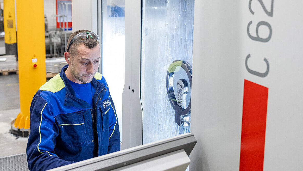 CNC-Fräser Jonathan Gabel von der Firma AMAG schätzt die Flexibilität, die der HERMLE Palettenwechsler bietet. Dadurch kann er mehrere Bauteile auf einmal vorbereiten.