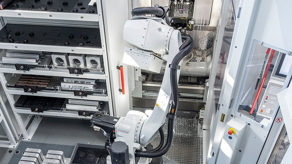 HERMLE RS1 robot system at JEWA. Whether handling pallets or individual parts, the RS 1 robot system adapts flexibly to the task at hand.