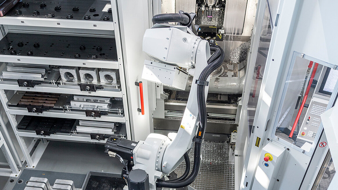 HERMLE Robotersystem RS1 bei der Firma Jewa. Ob Paletten- oder Einzelteilehandling – das Robotersystem RS 1 passt sich der jeweiligen Aufgabe flexibel an.