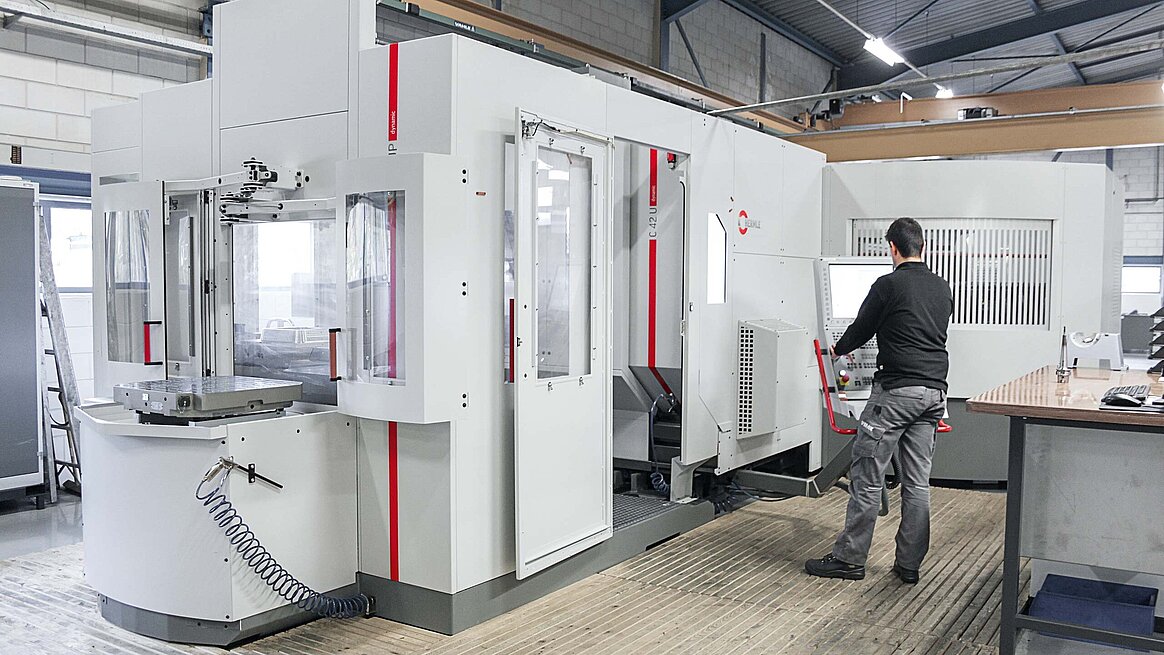 The C 42 UP 5-axis machining centre, with the PW 850 