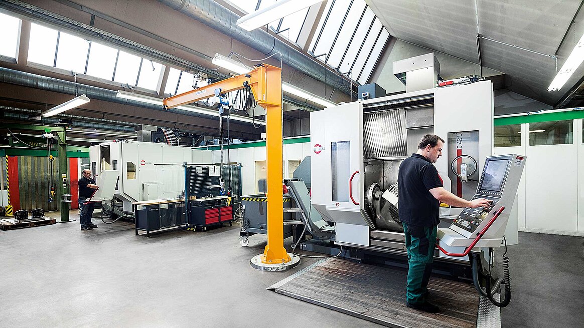 the two Hermle C 42 U high-performance five-axis CNC machining centres in the HK Präzisionstechnik GmbH "5-axis competence centre"