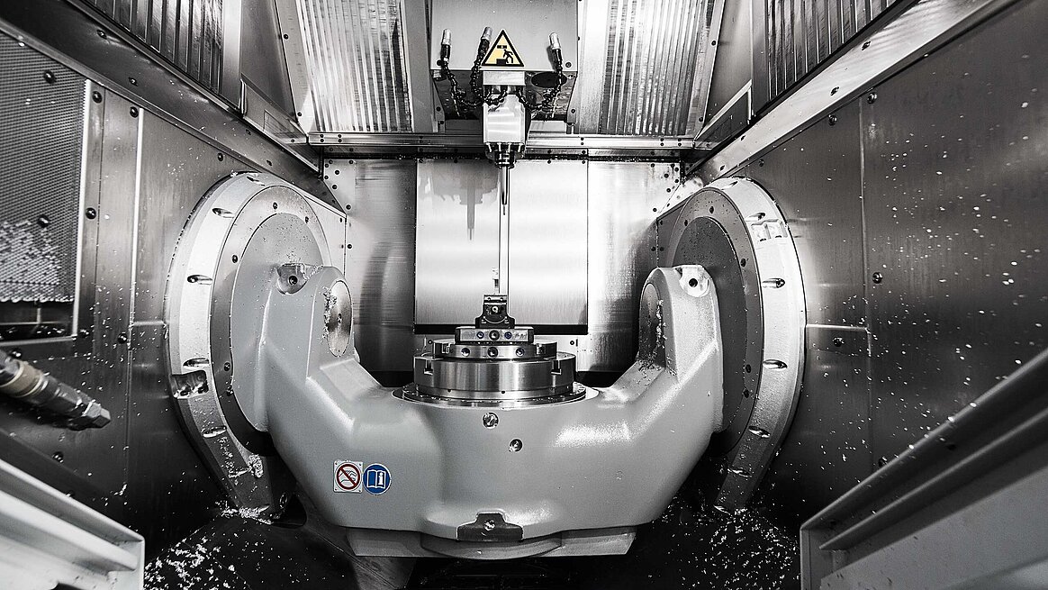 working area of the Hermle C 22 U high-performance five-axis CNC machining centre with working range X = 450 mm Y = 600 mm and Z = 330 mm together with the 320 mm diameter swivelling rotary table