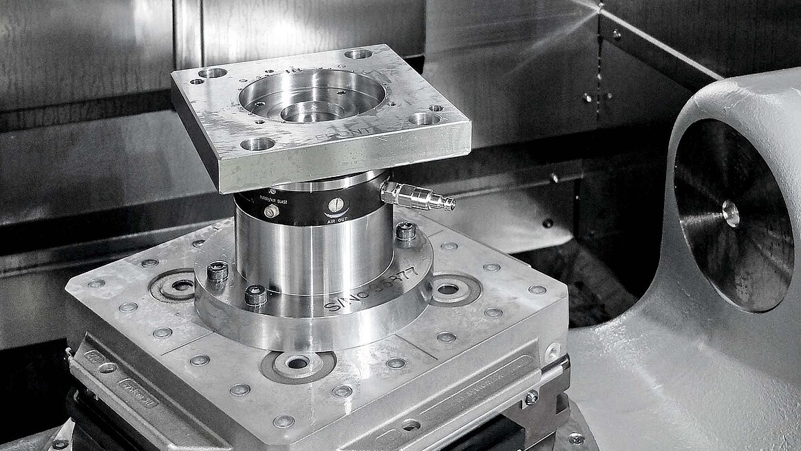 The 5-axis trunnion / rotary table arrangement of the Hermle C 22 U.