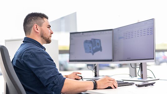 CAD-CAM Live am Bildschirm mit Mitarbeiter.