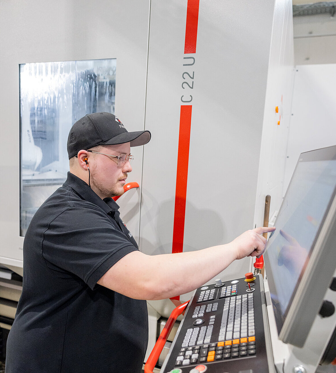 FWM Mitarbeiter Maximilian Skarba programmiert direkt an der Maschine.