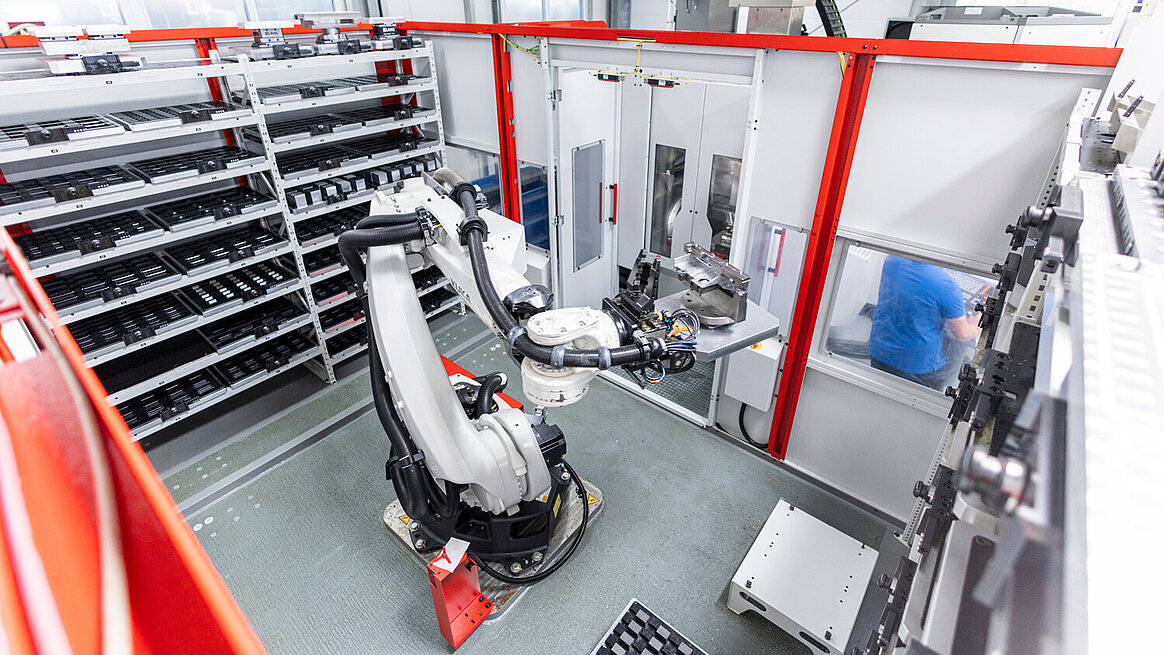 47 Matrizen und acht Paletten im HERMLE Robotersystem RS 2, 750 Werkzeuge in den Bearbeitungszentren – die Möglichkeiten sind quasi unbegrenzt.