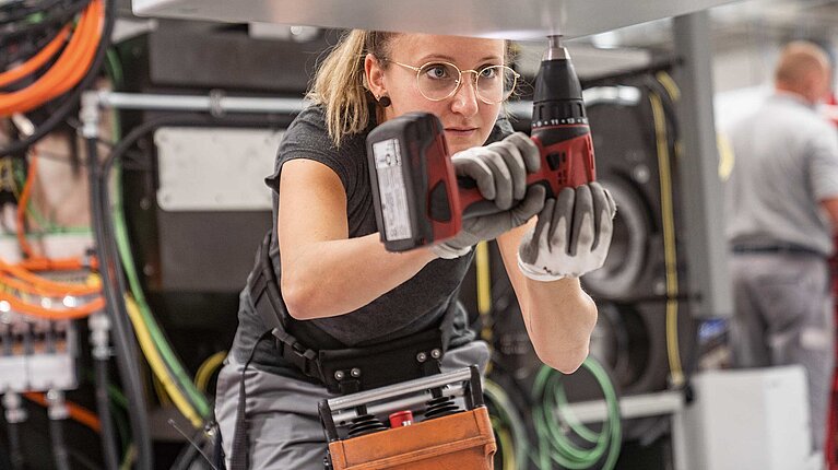 Mara Flock Auszubildende zur Industriemechanikerin bei der HERMLE AG