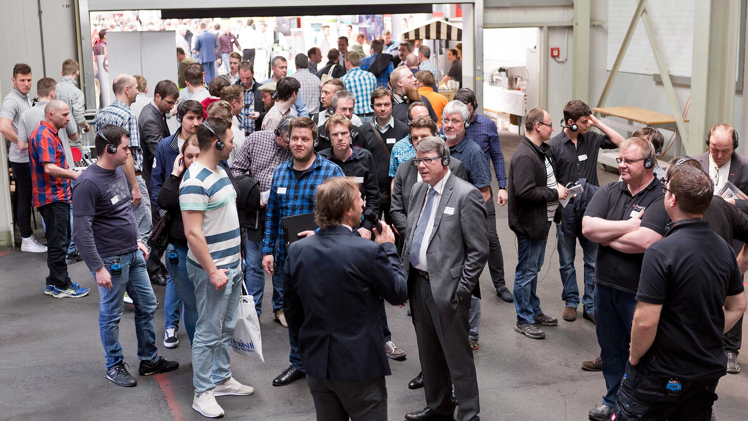 Besucher der Hermle Hausausstellung bekommen etwas erklärt