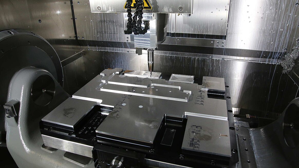 Eine Aluminium-Platine wird mit einer Hermle-Maschine bearbeitet