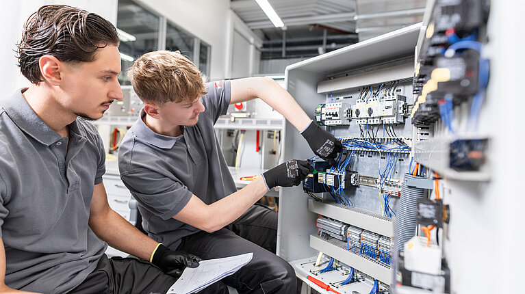 Ausbildung zum Mechatroniker bei HERMLE