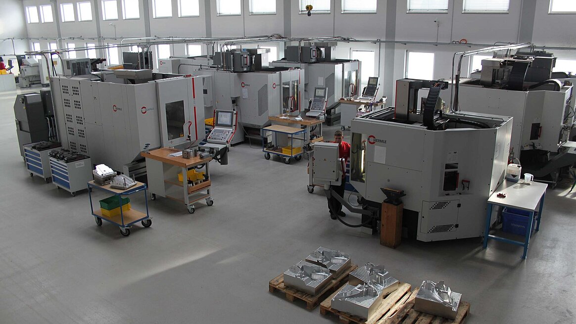 Ein Teil des Maschinenparks an Hermle-Bearbeitungszentren in der Produktionshalle der Firma Schütz GmbH in Wiesenfelden