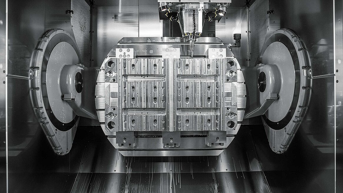 The working range of the Hermle high-performance, 5-axis CNC machining centre C 52 U with a 1,150 x 900 mm NC rotary table for large components weighing up to 2,000 kg