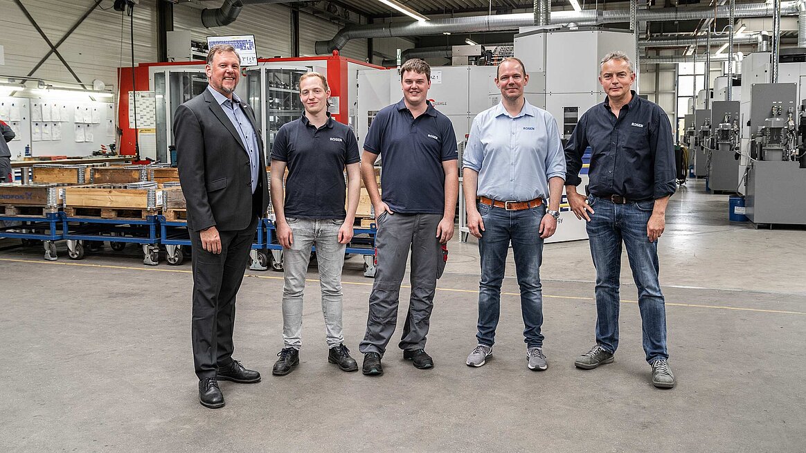 Andreas Härtter (HPV Hermle Vertriebs GmbH) mit Michael Schnittker (Process Professional FTY), Daniel Geers (Teamlead Automation), Nico Goolkate (Alternative Manager Shop Floor Machining) und Johannes Bolmer (Process Professional) von der ROSEN Technology and Research Center GmbH