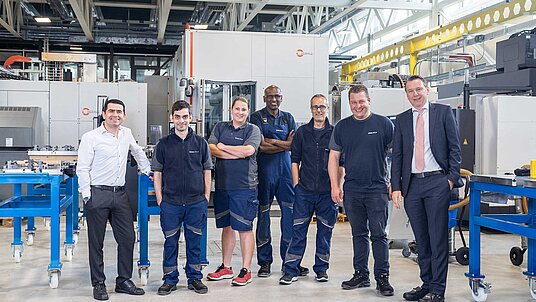 Von links: Nuno Santos, Managing Director bei der RON AG, mit der Werkzeugbau-Crew Carlos Dias, Petra Wyss, Vignehwaran Kandiah, Nassif Bilal und Stefan Borner, Manager Tooling Production bei der RON AG