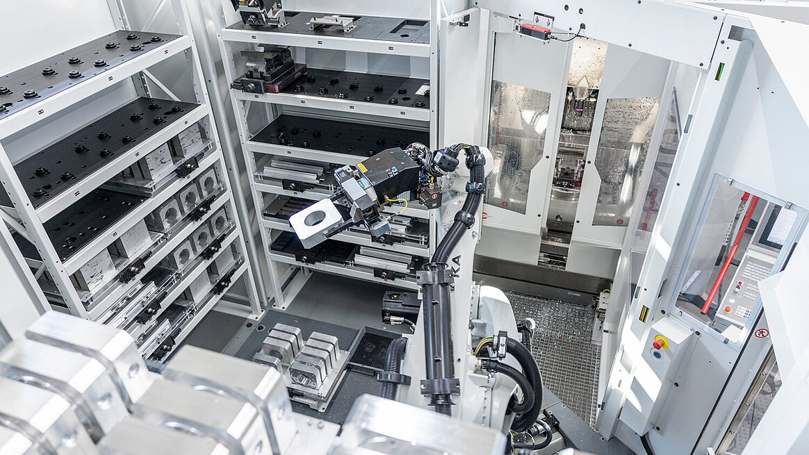 Ob Paletten- oder Einzelteilehandling – das HERMLE Robotersystem RS 1 passt sich der jeweiligen Aufgabe flexibel an.