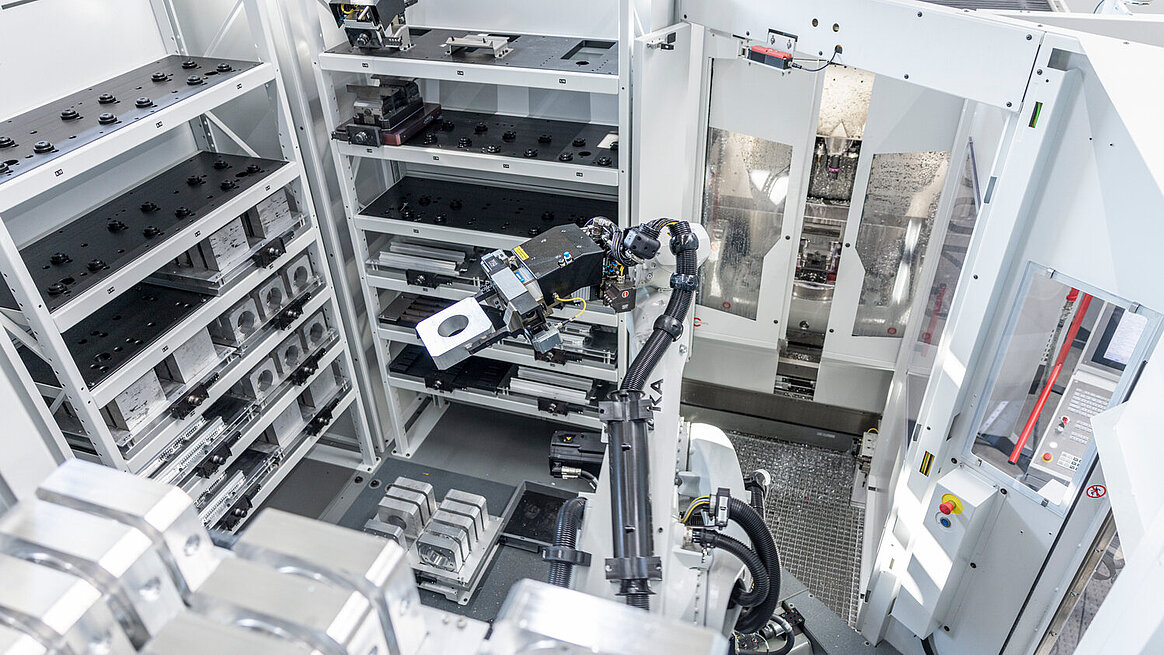 Be it pallet or individual part handling – the HERMLE RS 1 robot system adapts flexibly to the respective task.