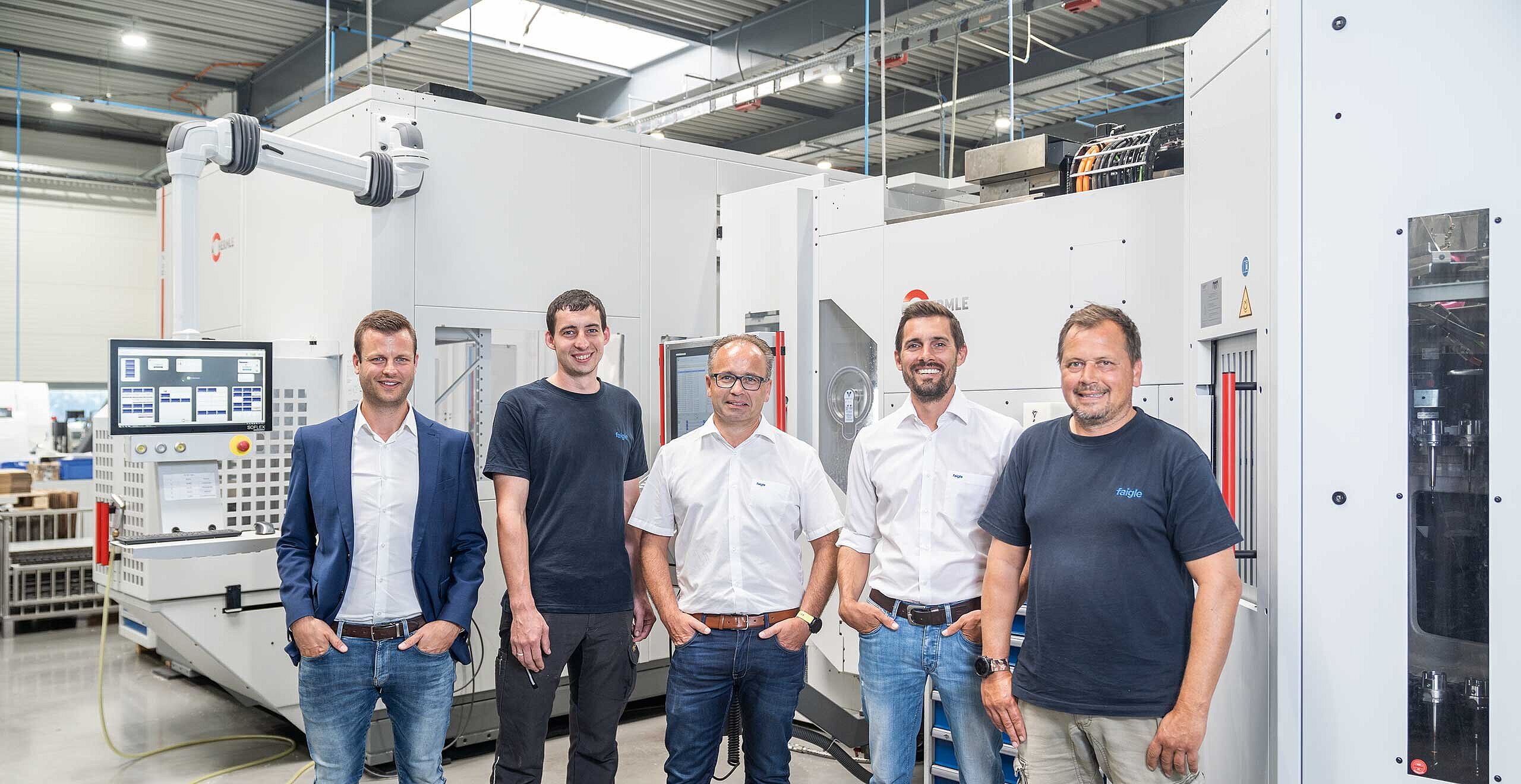 Gregor Rofner, Maschinenfabrik Berthold Hermle AG Österreich, mit dem Team der faigle Industrieplast GmbH: Neben einem der Maschinenbediener steht Einkaufsleiter Peter Ritter, Geschäftsführer Marco Blum und Peter Mayr, Teamleiter in der CNC-Zerspanung.