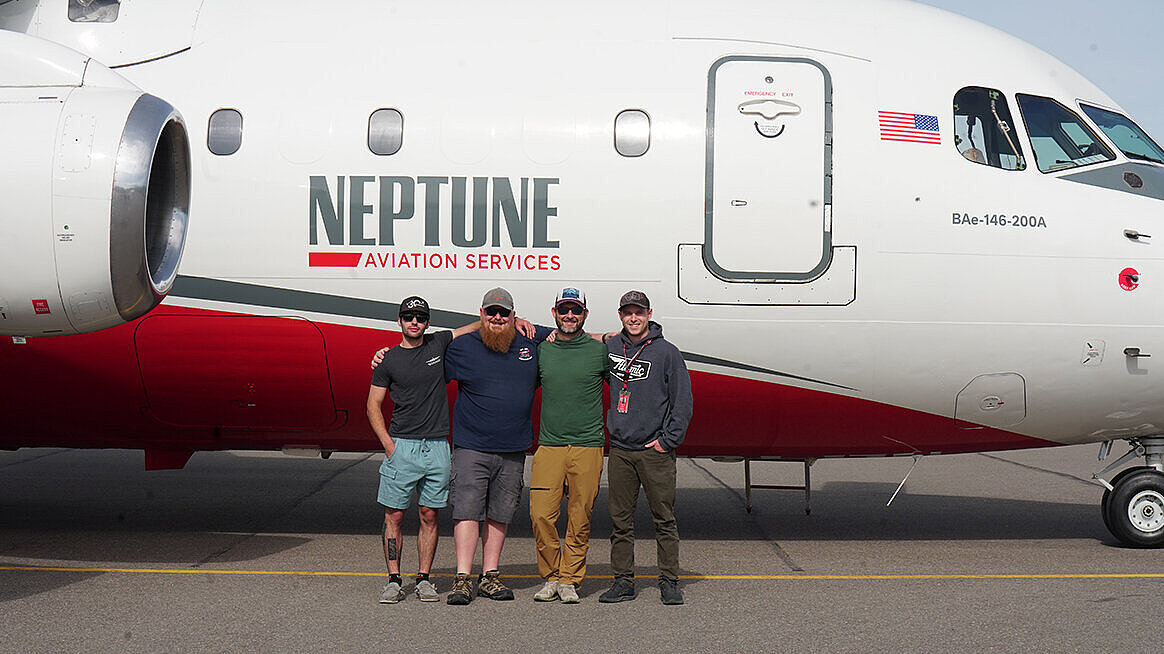 Die Mitglieder des Neptune Aviation-Teams versammeln sich, um sich auf einen Einsatz zur Bekämpfung von Waldbränden in den Vereinigten Staaten vorzubereiten.