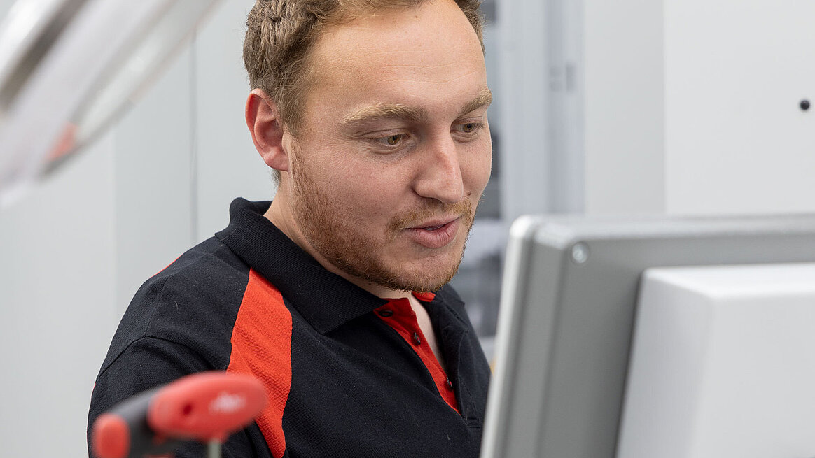 CNC-Fräser Felix Kirmair von Canon schätzt die komfortable Bedienung der Steuerung TNC7 von Heidenhain. 