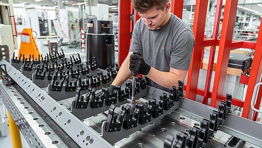 Mitarbeiter bei montage von einer Maschine.