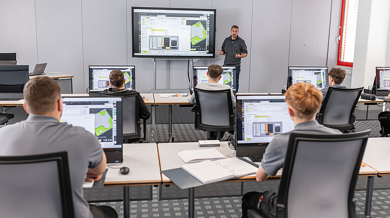 Schulung der Azubis und Studenten bei der HERMLE AG