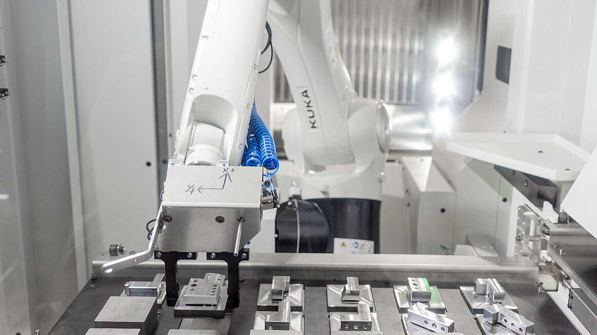 FWM primarily produces individual parts for the automotive sector on the HERMLE machining centre C 22 U.