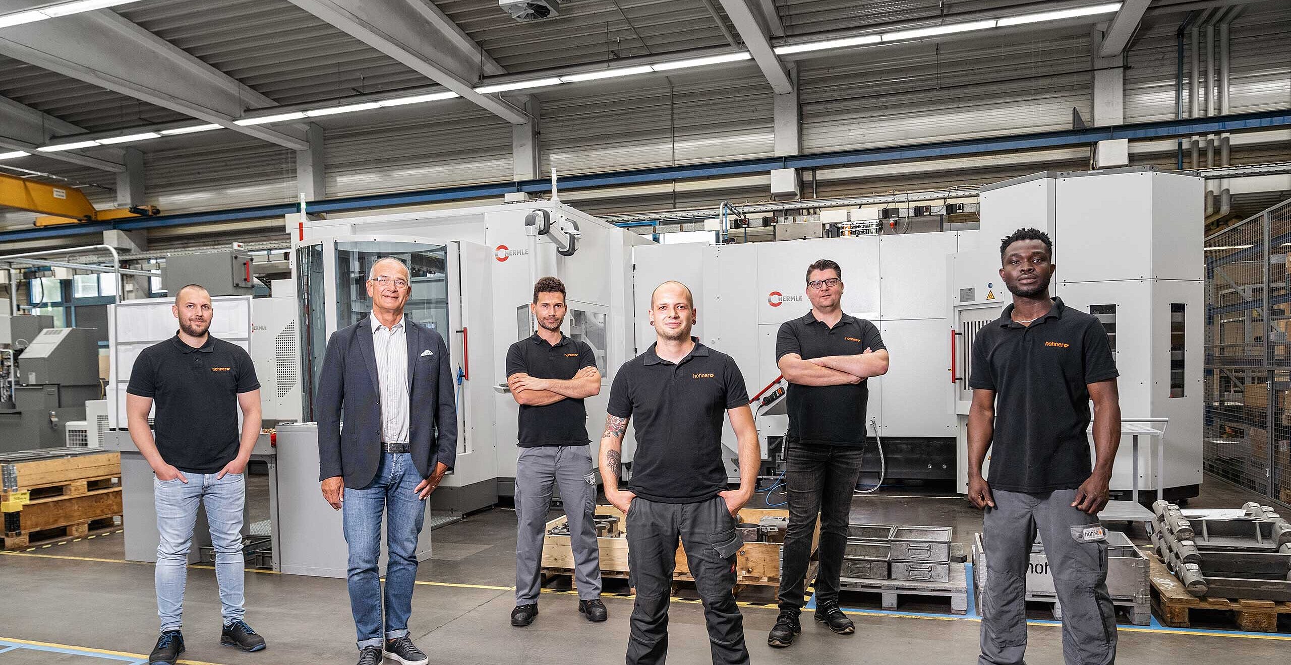 Von links: Gruppenleiter CAD CAM Stefan Heitzmann, Geschäftsführer Hans-Peter Schöllhorn, Teamleiter CNC-Fertigung Burhan Pitzner, CAD CAM Programmierer Tobias Habel, Produktionsleiter Andreas Hennemann, Maschinenbediener Samuel Emeka