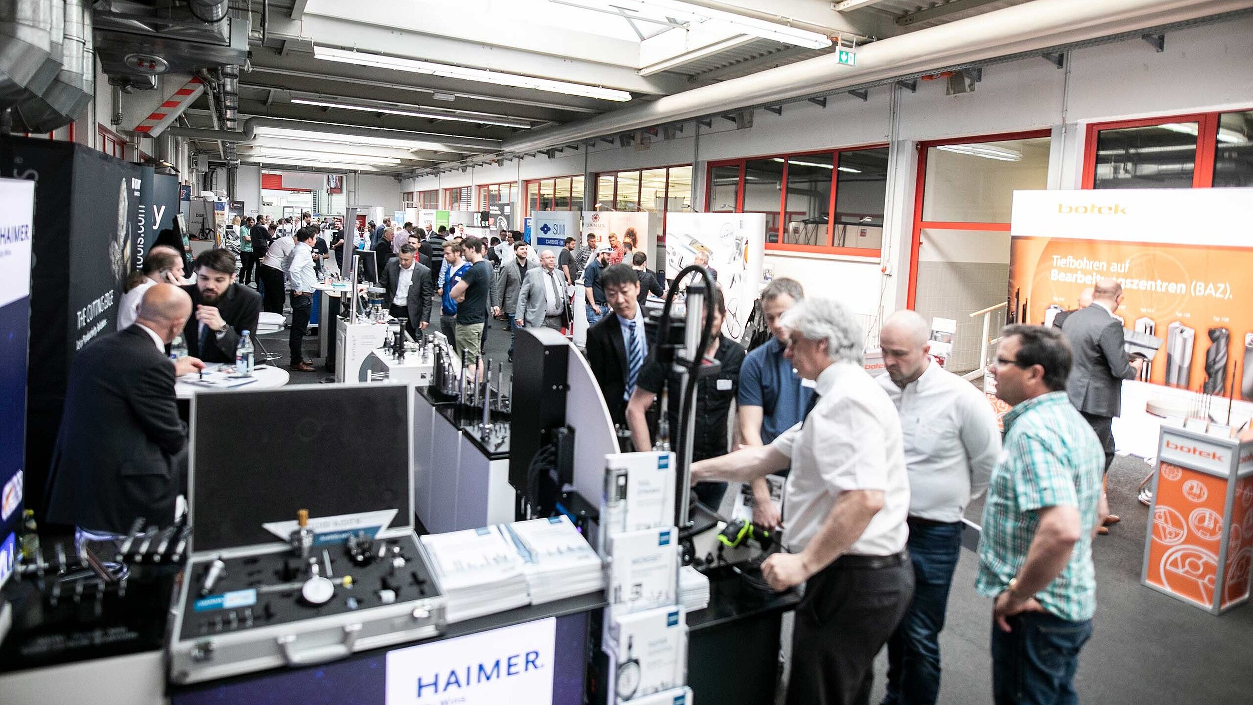 Besucher der Hermle Hausausstellung schauen sich einen Stand an