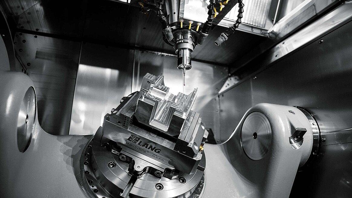 The working range of the high-performance, 5-axis CNC machining centre C 32 U with an NC rotary table for 5-axis/5-sided complete/simultaneous machining in one setup