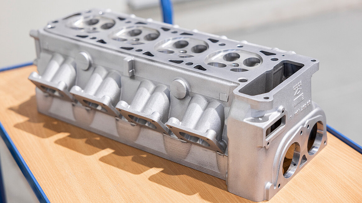 Der aufwendig reproduzierte Motorsport-Zylinderkopf aus dem Retro-Classic-Bereich wird in drei bis vier Aufspannungen auf der HERMLE C 62 U MT bei der Firma Windschiegl gefertigt gefertigt. 