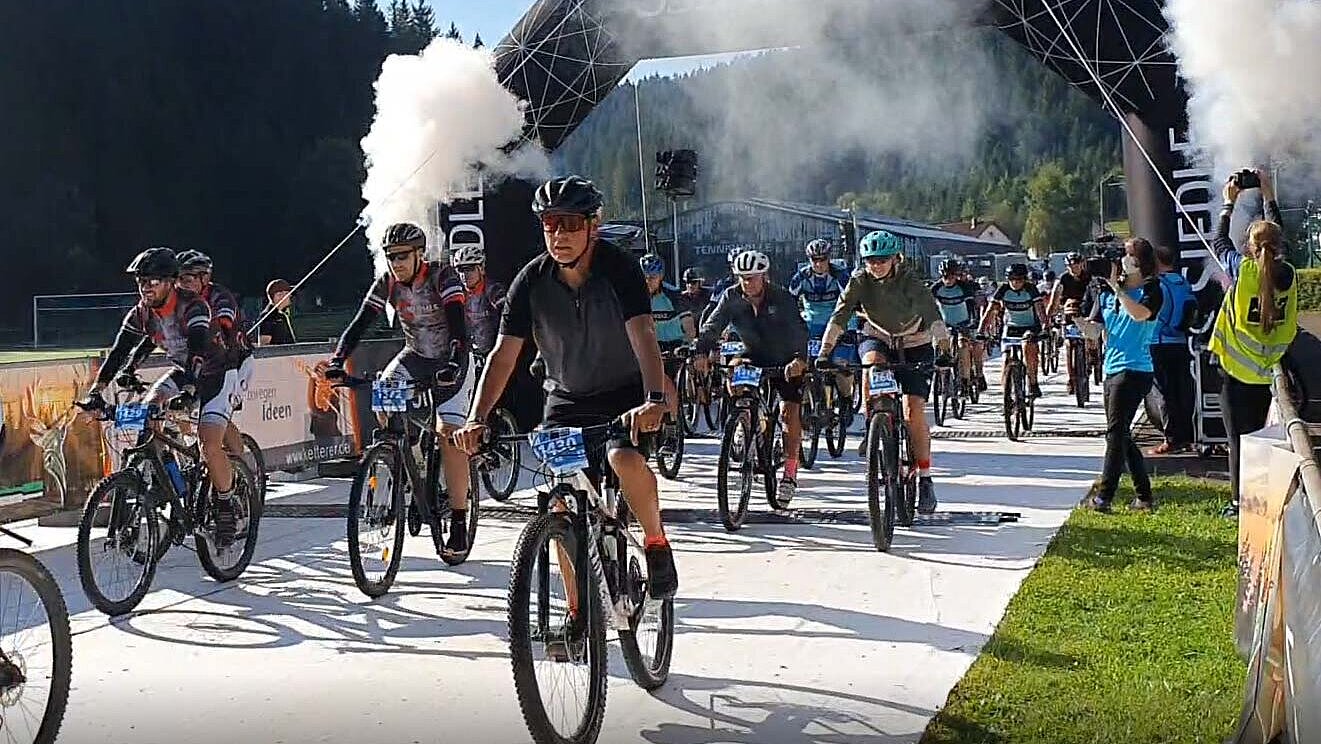 Start beim Schwarzwaldbike Marathon mit 27 Hermle Fahrern und einem 3. Platz bei der Firmenwertung