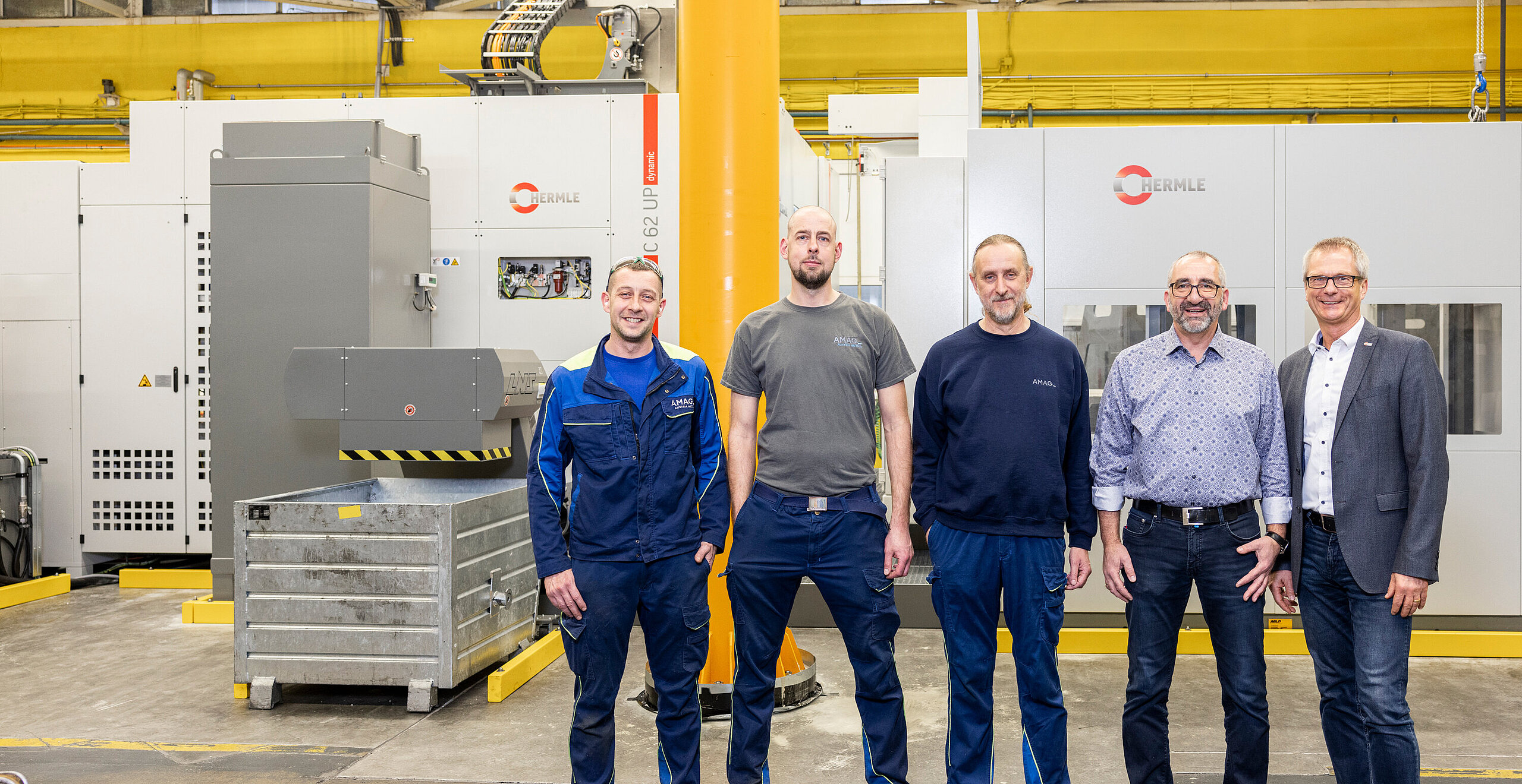CNC-Fräser Jonathan Gabel, Leiter CNC Fertigung Carsten Schmidt, Leiter Instandhaltung Michael Jakob und Betriebsleiter Volker Manz, alle AMAG components Karlsruhe GmbH, sowie Andreas Glumpler, Vertriebsaußendienst HERMLE AG 