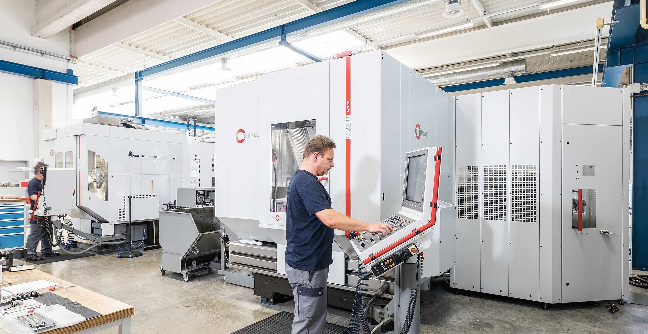 Das 5-Achsen-CNC-Hochleistungs-Bearbeitungszentrum C 22 U mit dem Zusatzmagazin ZM 43, betreut vom Fräser und Programmierer Stefan Heilek von GÜNTHER Heisskanaltechnik GmbH