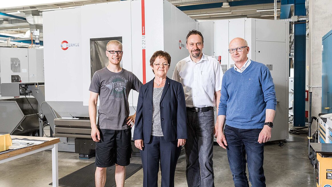 Der Maschinenbediener Jörn Koch, die Geschäftsführerin Siegrid Sommer, der Leiter CNC-Fertigung, Jürgen Golde, und der Fertigungsleiter Hartmut Nagel, alle von GÜNTHER Heisskanaltechnik GmbH vor dem 5-Achsen-CNC-Hochleistungs-Bearbeitungszentrum C 22 U.