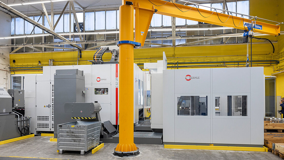 Die C 62 UP dynamic in der Fertigung von AMAG mit angeschlossenem HERMLE Palettenwechsler PW 3000 entkoppelt Rüst- von Bearbeitungszeiten und steigert dadurch die Produktivität deutlich. 